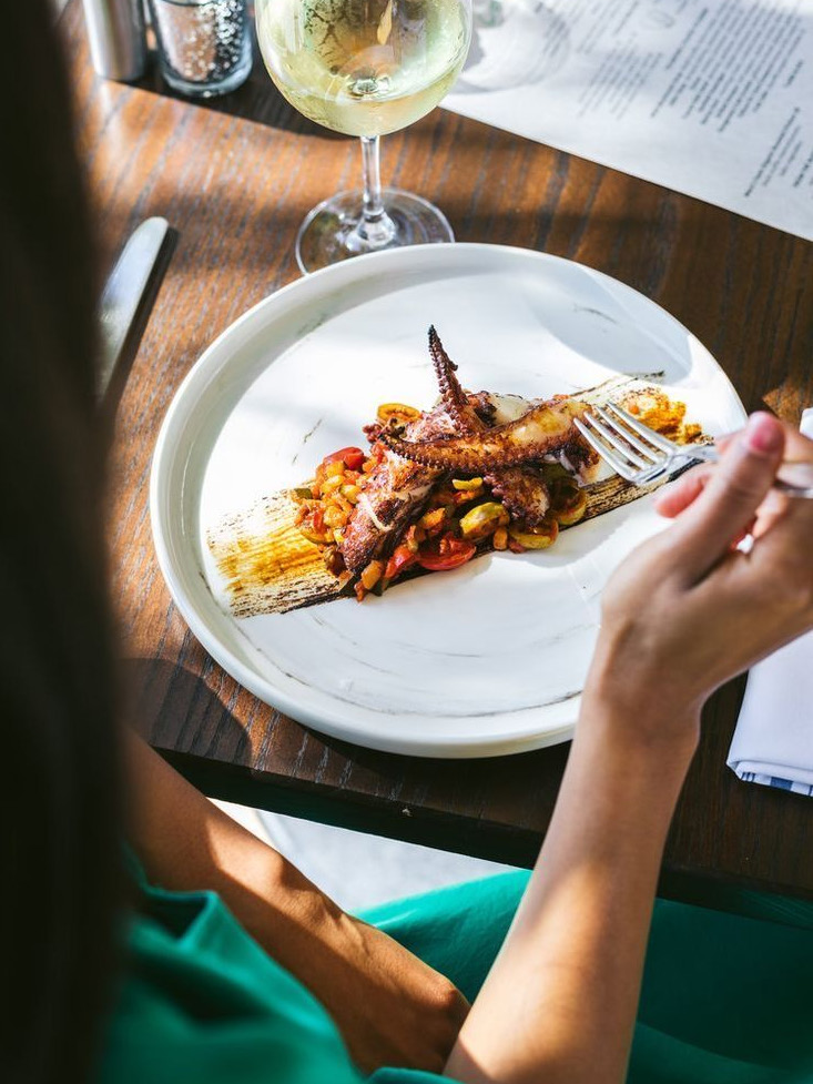 Barra clásica con botellería de vermut y coctelería cuidada